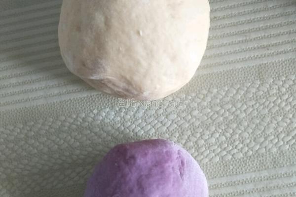 胡萝卜紫薯开花馒头的做法图解1