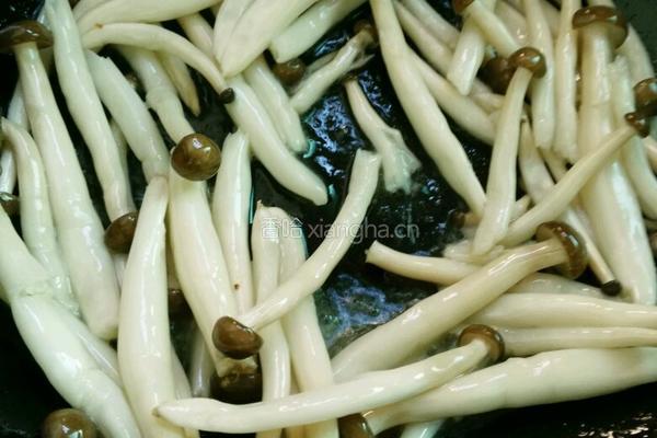 蟹味菇鸡蛋汤的做法图解3
