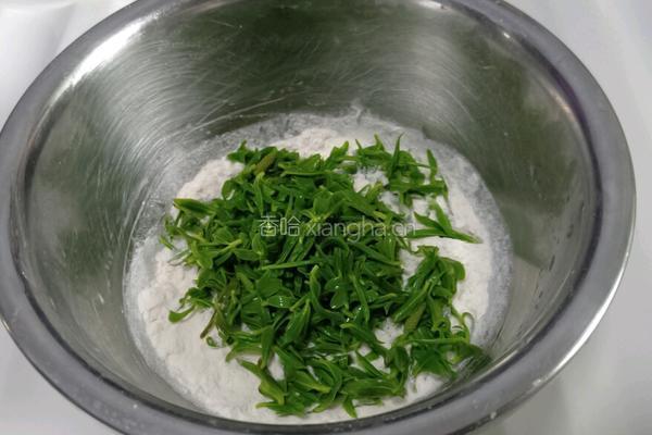柳芽鸡蛋煎饼的做法图解3