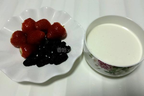 草莓桑葚酸奶的做法图解1