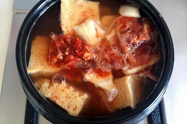 辣白菜豆腐汤的做法图解2