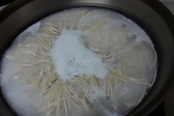 包菜肉丝炒面的做法图解1