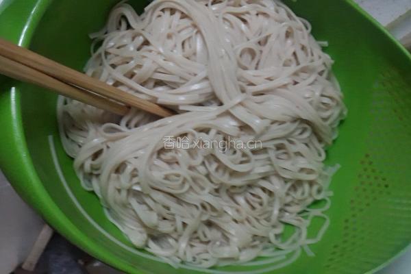 包菜肉丝炒面的做法图解2