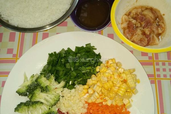 七彩炒饭的做法图解1