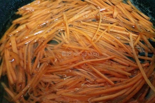 胡蘿卜青豆炒肉絲的做法图解2