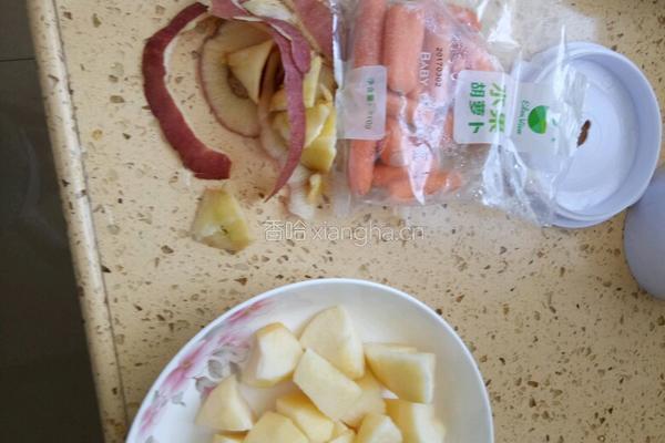 鲜榨胡萝卜苹果汁的做法图解1