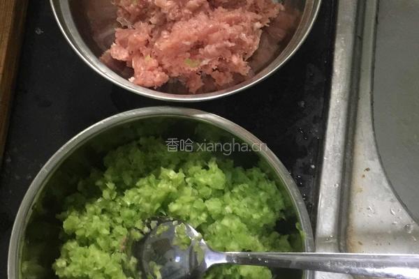 西红柿苦瓜瘦肉羹的做法图解4