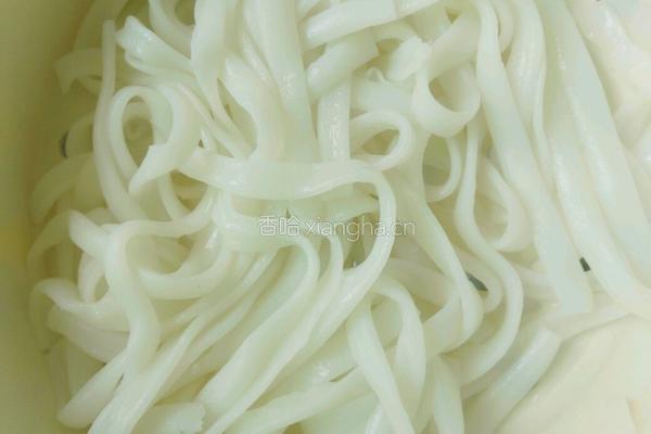 青菜炒河粉的做法图解2