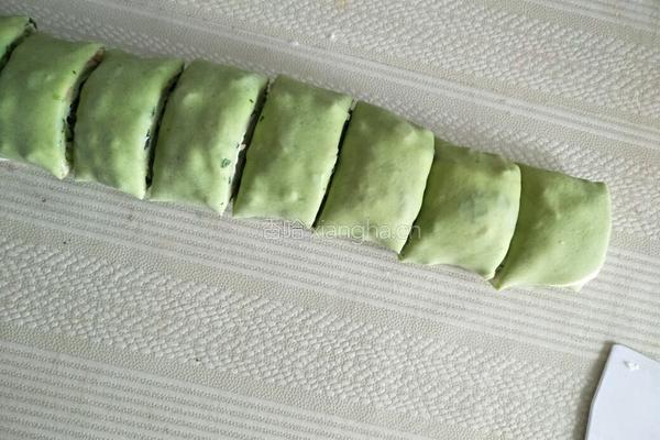 撞色火腿粒香葱花卷的做法图解9