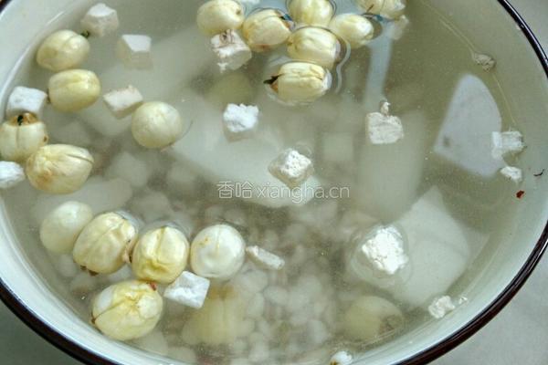 茯苓茨实山药莲子脊骨汤的做法图解2