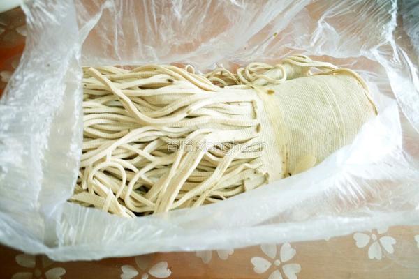 凉拌豆腐丝的做法图解1