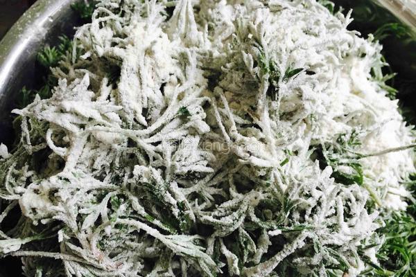 粉蒸清香白蒿的做法图解5