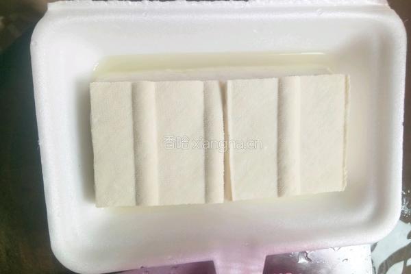 洋葱滚豆腐的做法图解1