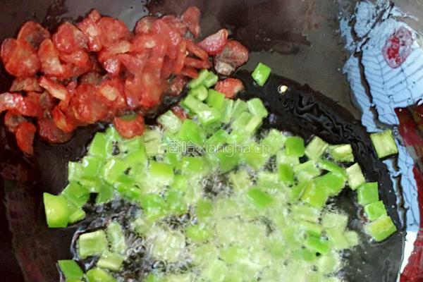 菠萝腊肠炒饭的做法图解3