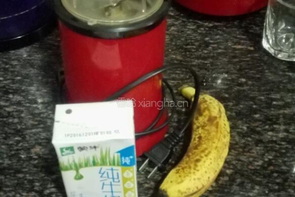香蕉奶昔的做法图解1
