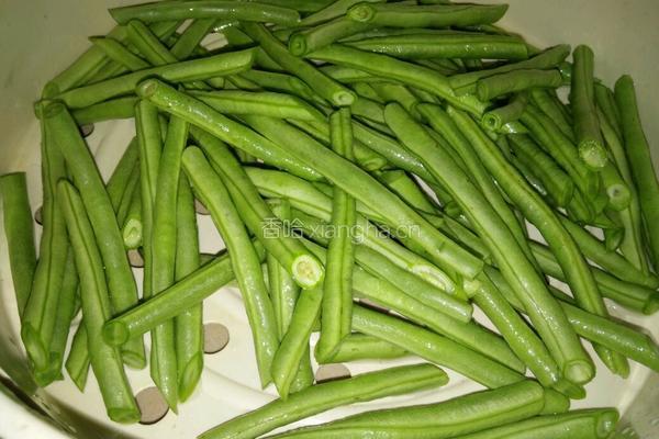 蒜香豆角的做法图解1