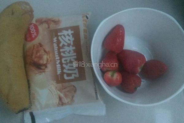 香蕉草莓奶昔的做法图解1