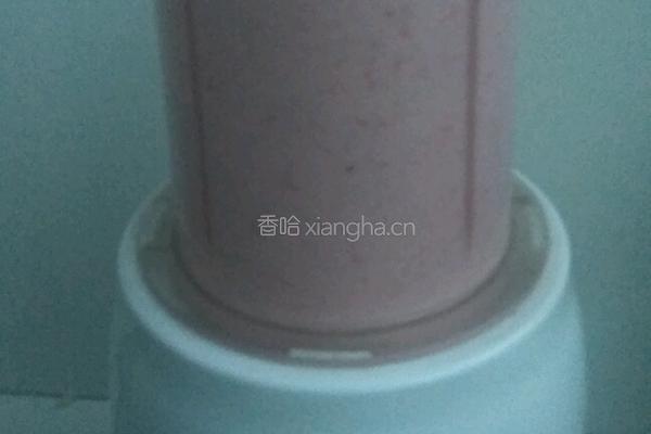 香蕉草莓奶昔的做法图解3
