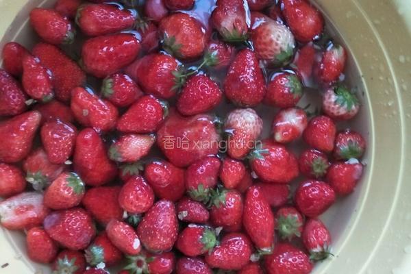蜂蜜草莓酱的做法图解1