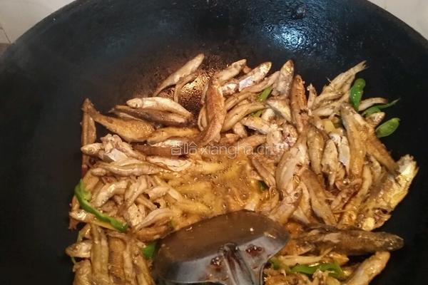 香煎小杂鱼的做法图解3