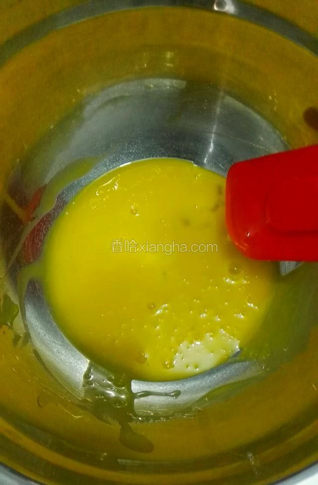 把蛋黄搅拌均匀