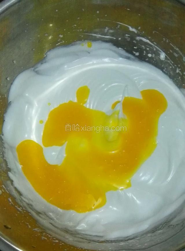 把搅拌均匀的蛋黄倒入蛋白里