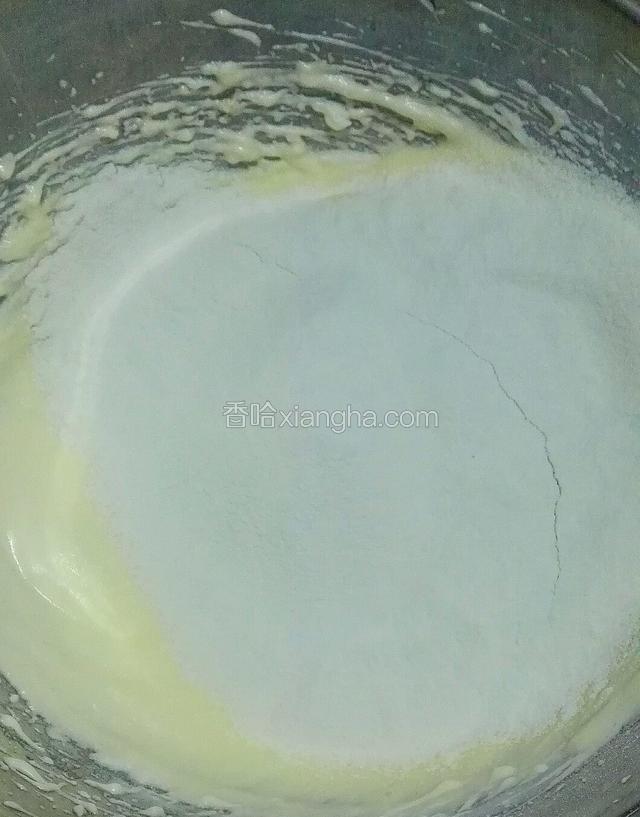 打均匀后把面粉筛入