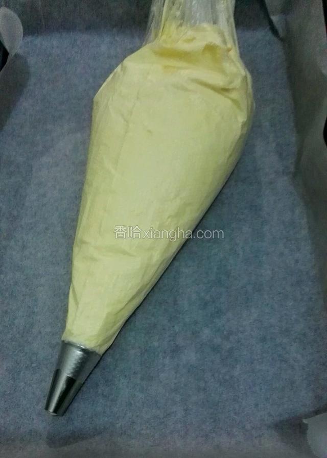 把搅拌好的面糊装入裱花袋