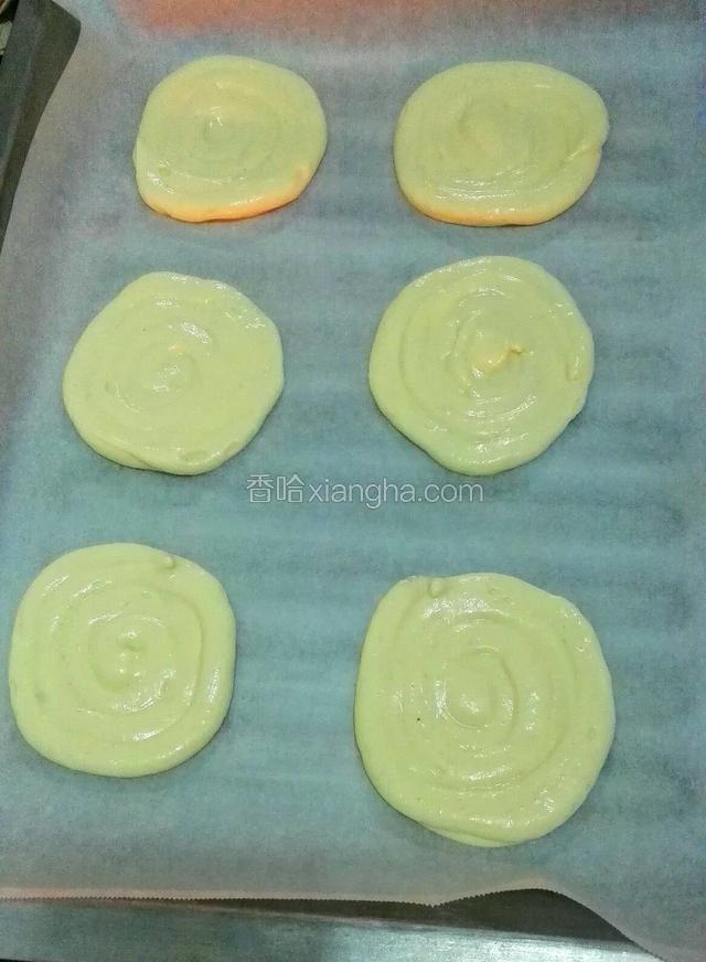 烤盘放上油纸，把面糊一圈一圈裱在油纸上，如图，形成圆饼状