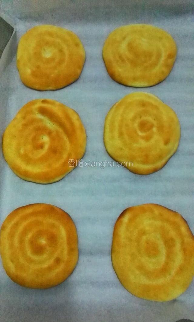 时间到后取出，成热撕掉油纸，再放在另一张油纸上放凉