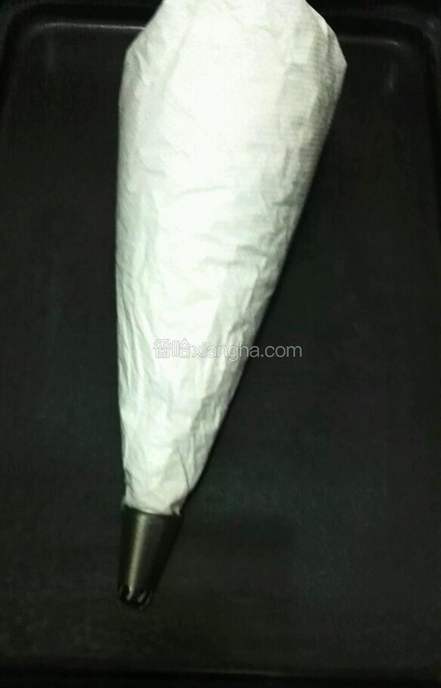 把打发的淡奶油装入裱花袋
