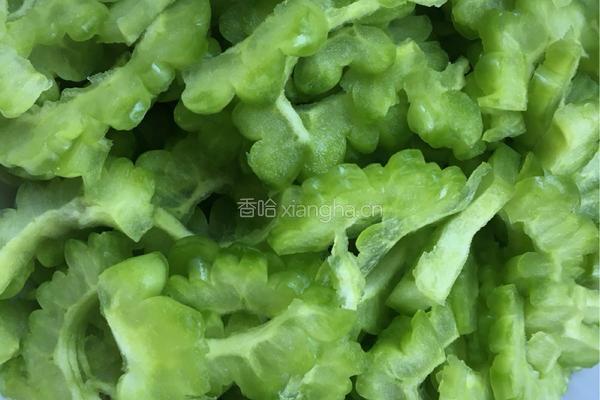 肉末苦瓜的做法图解1