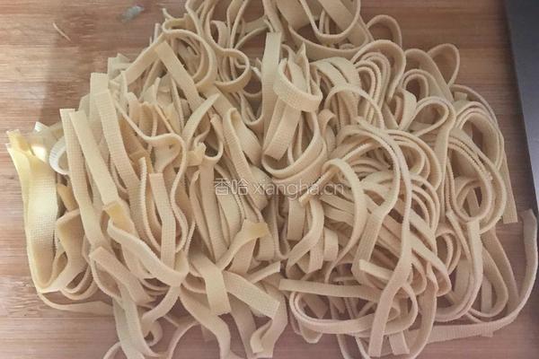 豆腐皮炒韭菜的做法图解1