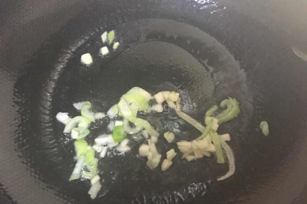 豆腐皮炒韭菜的做法图解5
