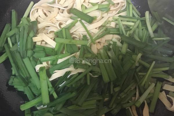 豆腐皮炒韭菜的做法图解7