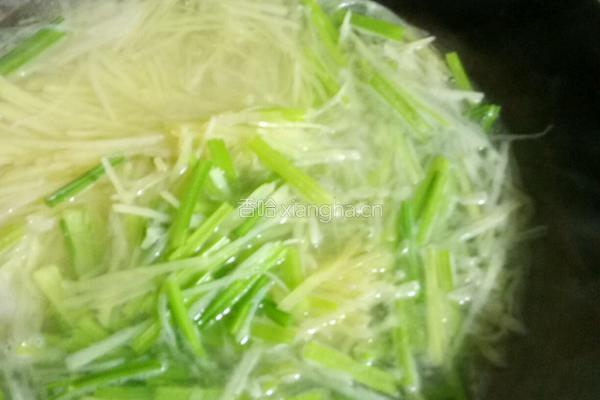 土豆丝炒芹菜的做法图解1