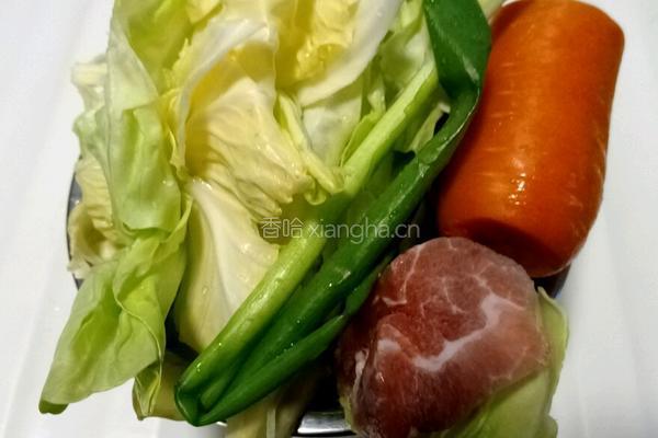 圆白菜炒肉的做法图解1