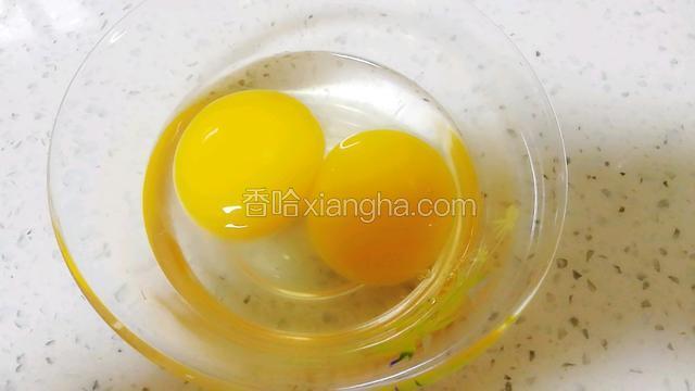 双黄鸭蛋磕进碗里。