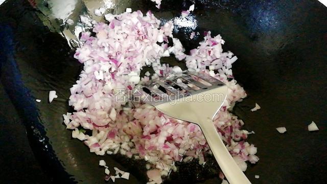 起锅倒油，放洋葱煸炒。