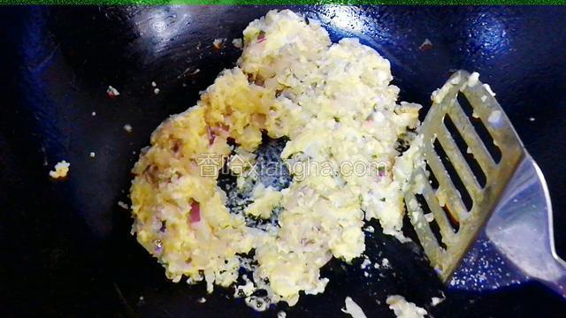 蛋液凝固盛出待用。