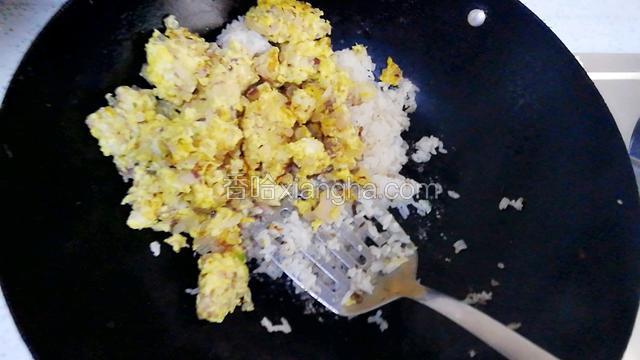 倒入刚刚炒的鸡蛋洋葱，翻炒均匀。出锅！