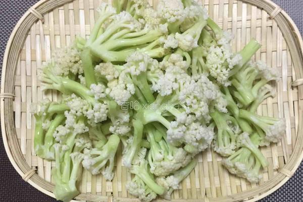 豆瓣酱干锅花菜的做法图解1
