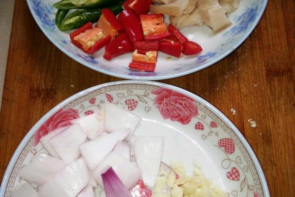 辣椒炒五花肉的做法图解1
