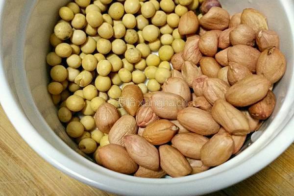 红糖枣花生豆浆的做法图解1