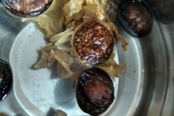 香菇木耳蒸鸡的做法图解1