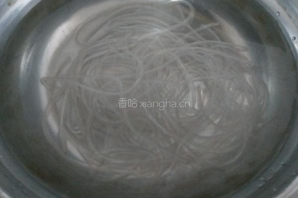 芹菜炒粉条的做法图解1