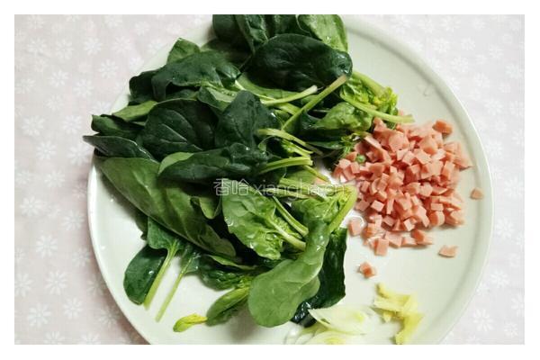 菠菜火腿丁汤的做法图解1