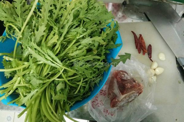 茼蒿炒肉丝的做法图解1