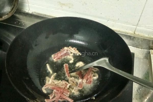 茼蒿炒肉丝的做法图解2