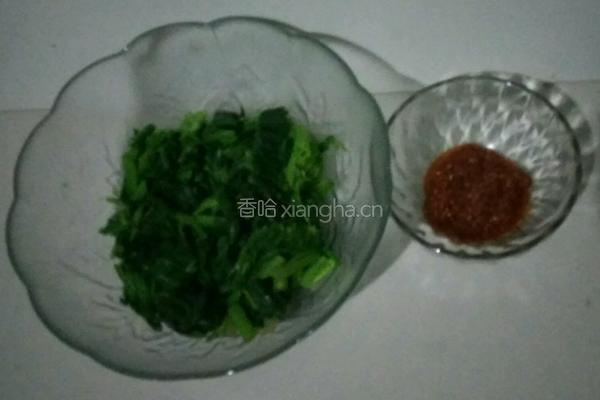 辣椒油拌菠菜的做法图解1